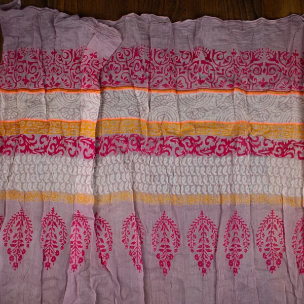 Schal aus Baumwolle von Sarah und Sally mit Quasten, Flieder, bunt pinker Borte mit Stickerei.