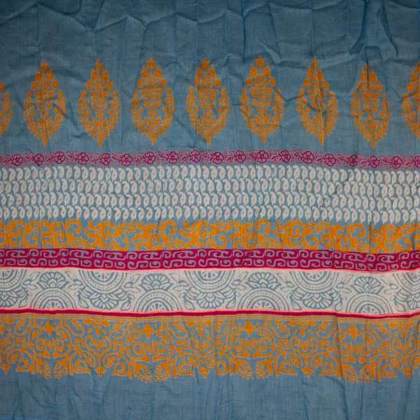 Schal aus Baumwolle von Sarah und Sally mit Quasten, Borte mit verschiedenen Mustern in Orange und Rot. Grundfarbe des Schals ist hellblau.