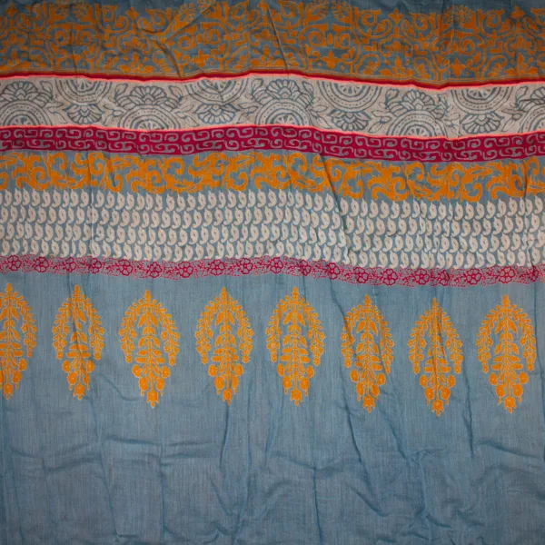 Schal aus Baumwolle von Sarah und Sally mit Quasten, Borte mit verschiedenen Mustern in Orange und Rot. Grundfarbe des Schals ist hellblau.