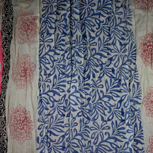Schal aus Baumwolle von Sarah und Sally mit Quasten, Blau, Schwarz und Pink auf Ecru mit Borte und Ornamente.