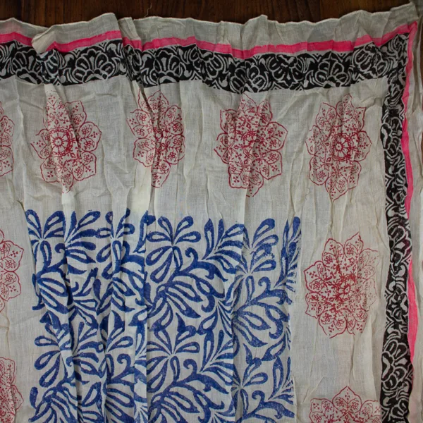 Schal aus Baumwolle von Sarah und Sally mit Quasten, Blau, Schwarz und Pink auf Ecru mit Borte und Ornamente.