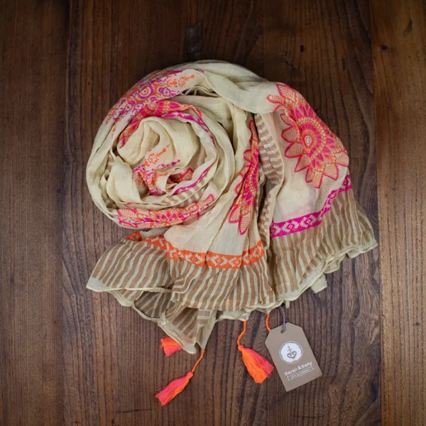 Schal aus Baumwolle von Sarah und Sally mit Quasten, Orange und Pink auf Ecru.