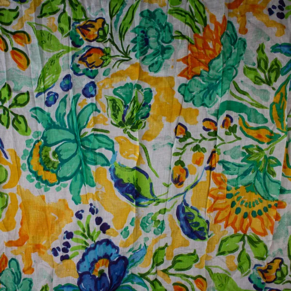Schal aus Baumwolle von Sarah und Sally, Blumenmuster, Blau, Grün und Gelb auf Weiß.