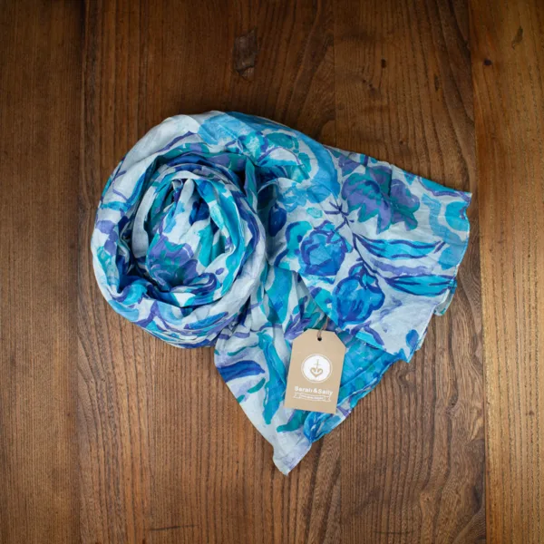 Schal aus Baumwolle von Sarah und Sally, Blumenmuster, Blau, Petrol und Hellblau auf Weiß.