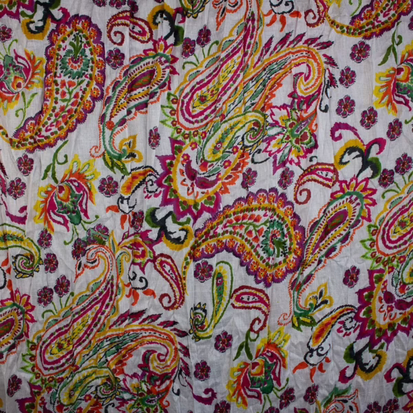 Schal aus Baumwolle von Sarah und Sally, Blumenmuster Bunt auf Weiß.