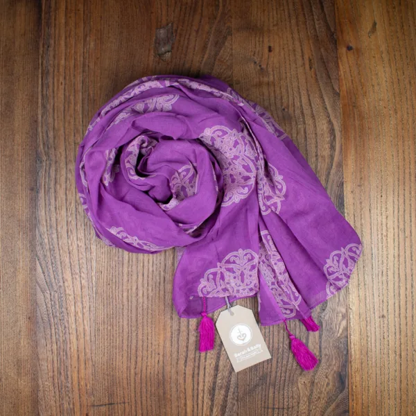 Schal aus Baumwolle von Sarah und Sally mit Quasten, Flieder farbenen Ornamente auf Violett.