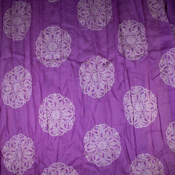 Schal aus Baumwolle von Sarah und Sally mit Quasten, Flieder farbenen Ornamente auf Violett.