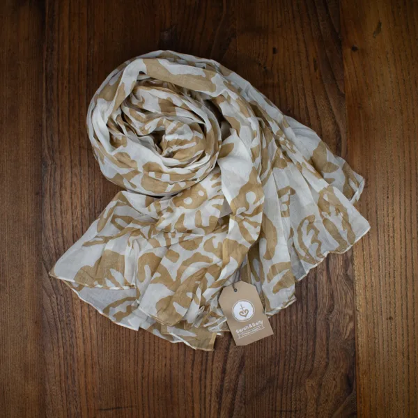 Schal aus Baumwolle von Sarah und Sally Blumenmuster in Beige auf Weiß.