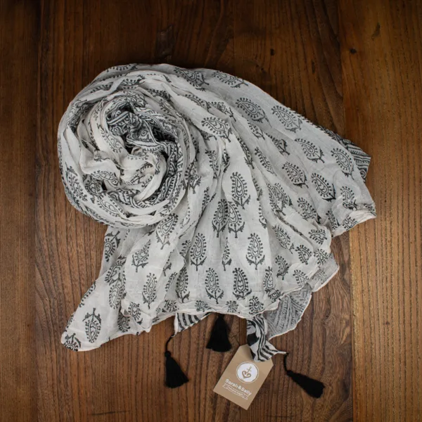 Schal aus Baumwolle von Sarah und Sally mit Quasten, Schwarz und Weiß Muster über den ganzen Schal mit Borte.