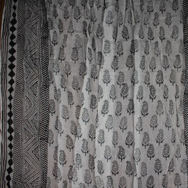 Schal aus Baumwolle von Sarah und Sally mit Quasten, Schwarz und Weiß Muster über den ganzen Schal mit Borte.