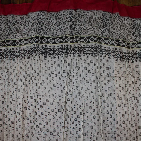 Schal aus Baumwolle von Sarah und Sally mit Quasten, Rot und Schwarz mit Goldstickerei auf Ecru, Blümchenmuster über den ganzen Schal mit Borte.