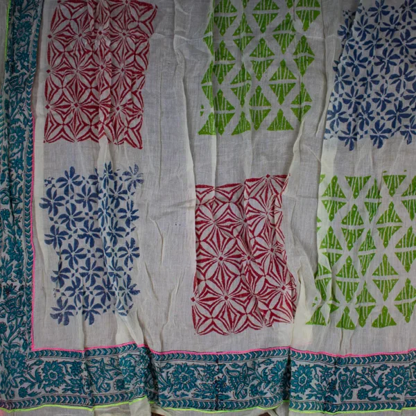 Schal aus Baumwolle von Sarah und Sally mit Quasten, Grün, rot und Blau mit Neonpink auf Ecru Muster über den ganzen Schal mit Borte.