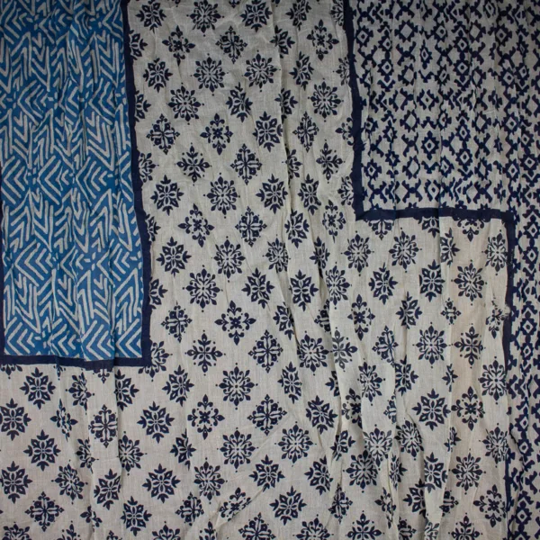 Schal aus Baumwolle von Sarah und Sally mit Quasten, Hellblau und Blau mit Neongelb auf Ecru Muster über den ganzen Schal mit Borte.