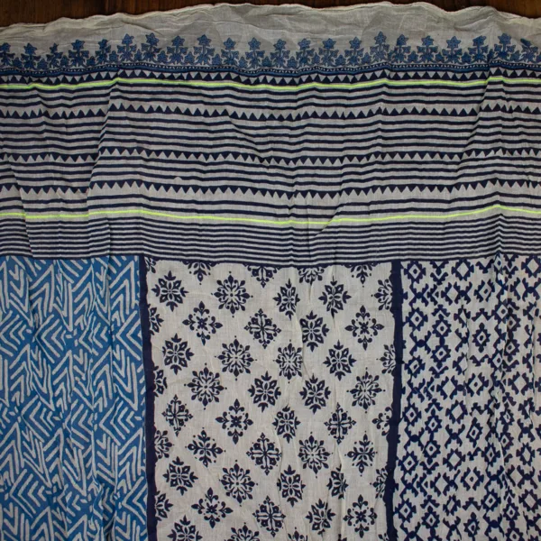 Schal aus Baumwolle von Sarah und Sally mit Quasten, Hellblau und Blau mit Neongelb auf Ecru Muster über den ganzen Schal mit Borte.
