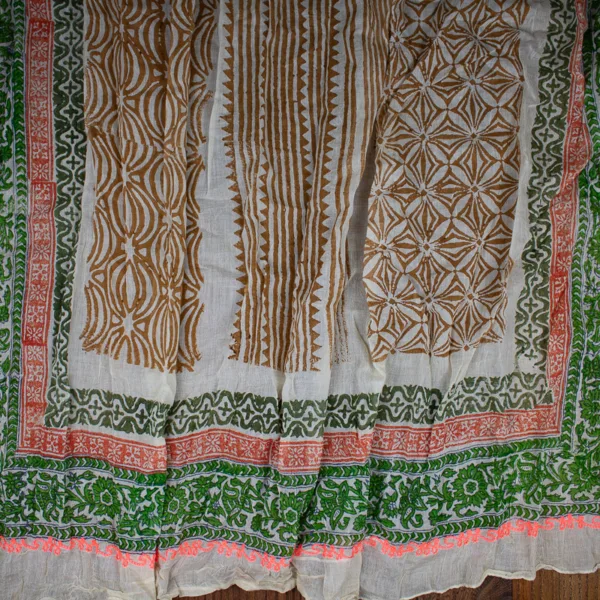Schal aus Baumwolle von Sarah und Sally mit Quasten, Ocker, Grün und Rot auf Ecru Muster über den ganzen Schal mit Borte.