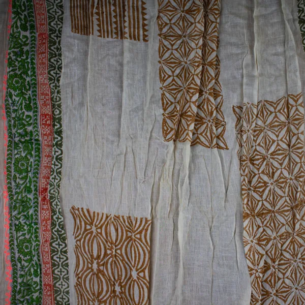 Schal aus Baumwolle von Sarah und Sally mit Quasten, Ocker, Grün und Rot auf Ecru Muster über den ganzen Schal mit Borte.
