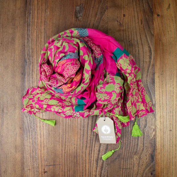Schal aus Baumwolle von Sarah und Sally mit Quasten, Grün, Petrol, Pink, schönes Muster über den ganzen Schal.