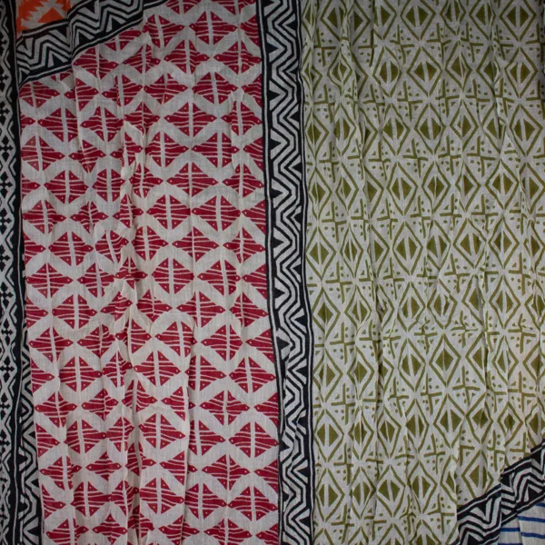 Schal aus Baumwolle von Sarah und Sally mit Quasten, Grün, Petrol, Pink auf Ecru, diagonales Muster über den ganzen Schal.