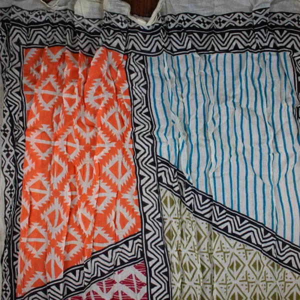 Schal aus Baumwolle von Sarah und Sally mit Quasten, Grün, Petrol, Pink auf Ecru, diagonales Muster über den ganzen Schal.
