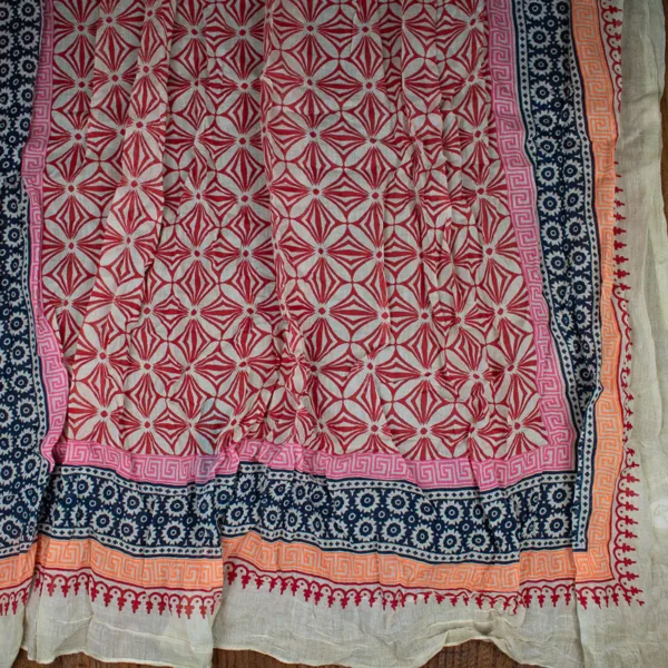 Schal aus Baumwolle von Sarah und Sally mit Quasten, Rot, Blau, Orange und Pink auf Ecru mit Borte.