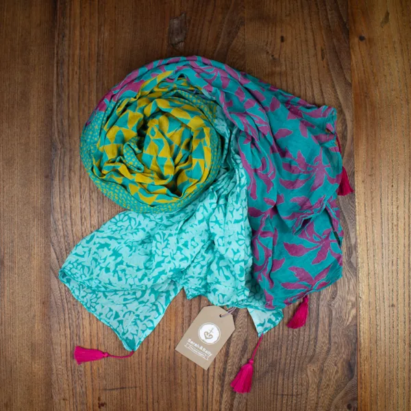 Schal aus Baumwolle von Sarah und Sally mit Quasten, Grün, Petrol, Pink, Gelb Muster über den ganzen Schal.