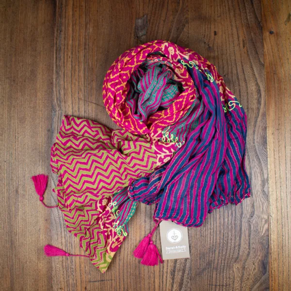 Schal aus Baumwolle von Sarah und Sally mit Quasten, Pink, bunt diagonales Muster mit Stickerei.