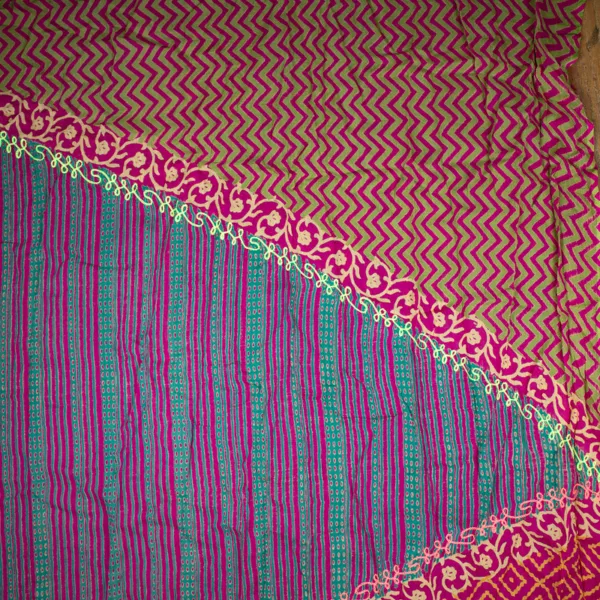 Schal aus Baumwolle von Sarah und Sally mit Quasten, Pink, bunt diagonales Muster mit Stickerei.