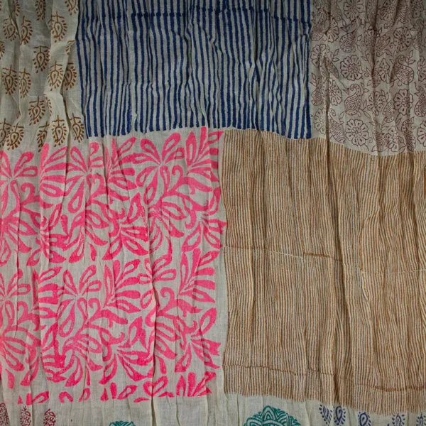 Schal aus Baumwolle von Sarah und Sally mit Quasten, Türkis, Pink, Ocker auf Ecru verschiedene Muster und Ornamente.