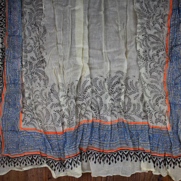 Schal aus Baumwolle von Sarah und Sally mit Quasten, Blau, Schwarz und Orange auf Ecru mit kleinen Ästen als Muster.