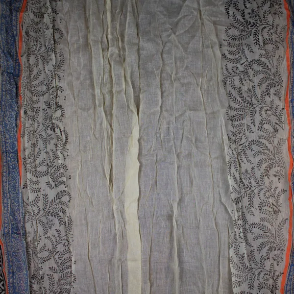 Schal aus Baumwolle von Sarah und Sally mit Quasten, Blau, Schwarz und Orange auf Ecru mit kleinen Ästen als Muster.