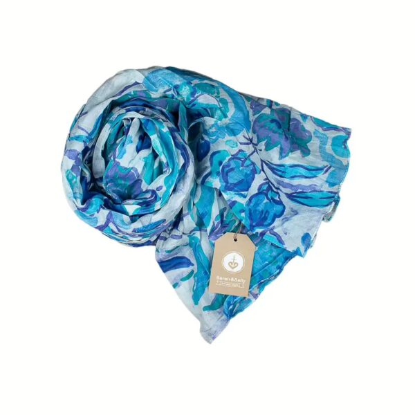 Schal aus Baumwolle von Sarah und Sally, Blumenmuster, Blau, Petrol und Hellblau auf Weiß.