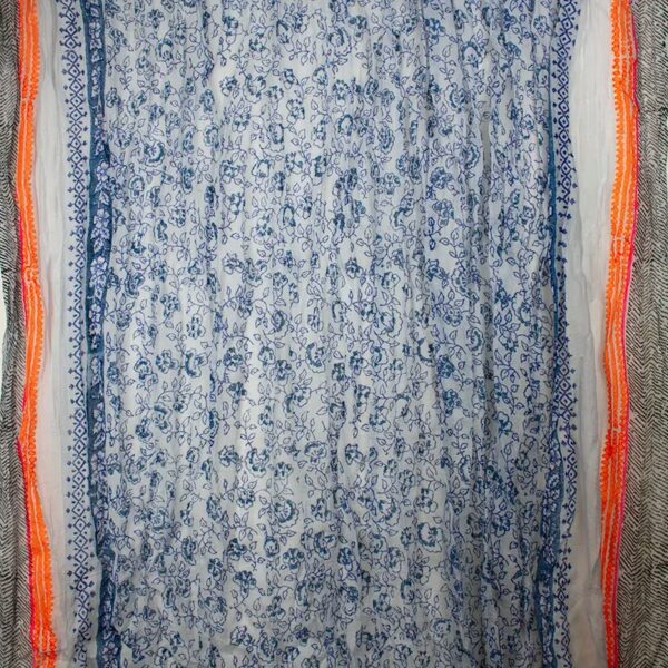Schal 100 % Baumwolle - Blaue Streublumen mit Neon-Stickerei | Sarah und Sally