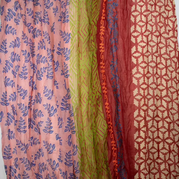 Schal 100 % Baumwolle - längs gemustert Rot, Blau, Grün mit Stickerei| Sarah und Sally