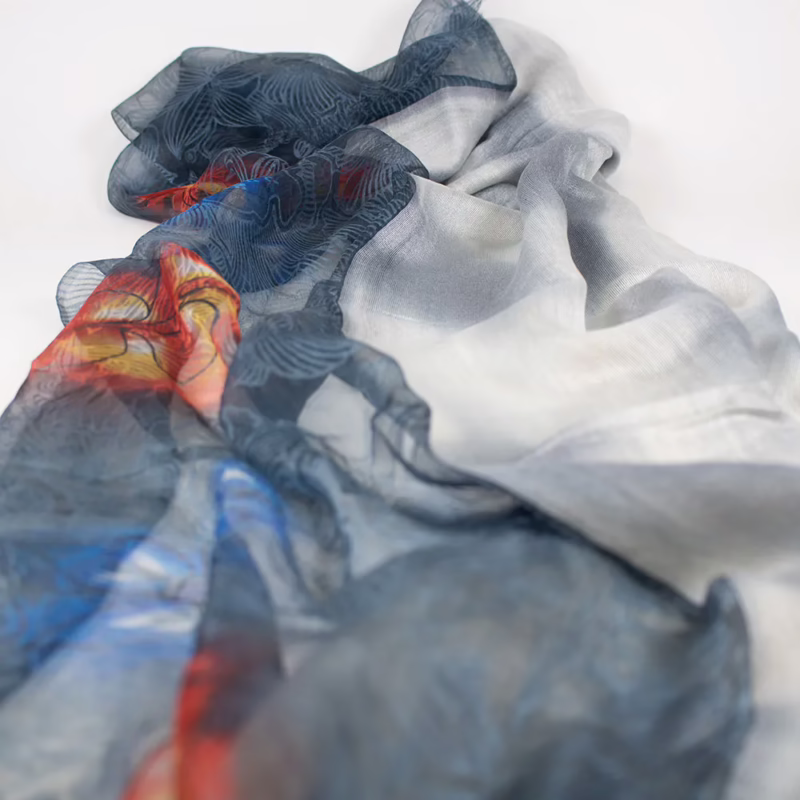 Detailaufnahme von Hochwertiger Schal aus Baumwolle mit Seide, in Silbergrau mit Blau und roten Blumen.