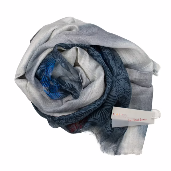 Hochwertiger Schal aus Baumwolle mit Seide, in Silbergrau mit Blau und roten Blumen.
