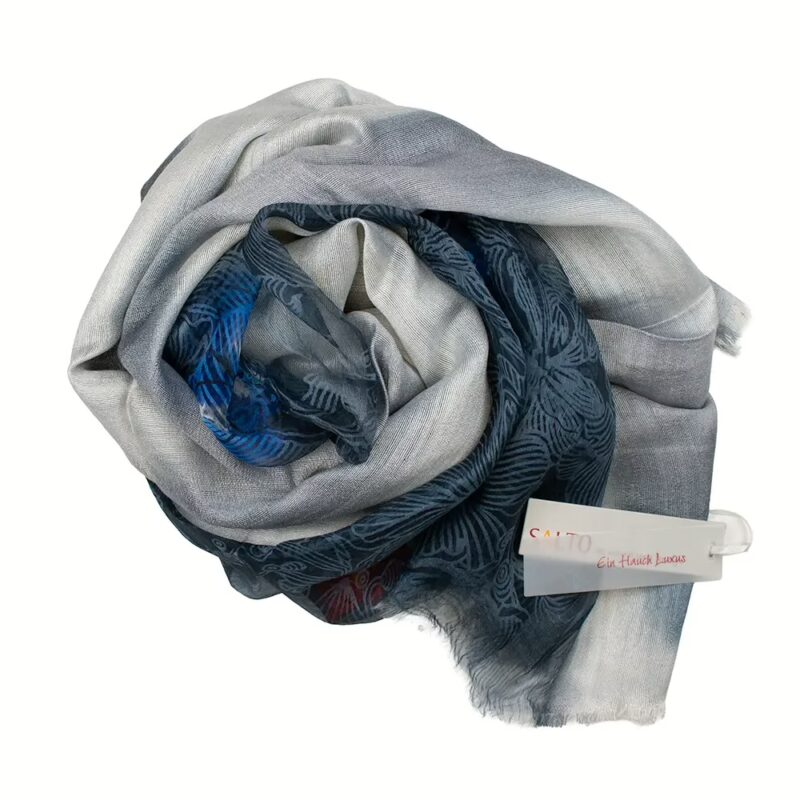 Hochwertiger Schal aus Baumwolle mit Seide, in Silbergrau mit Blau und roten Blumen.