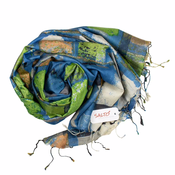 Schal HIKO von Salto grafisches Muster, Blau, Grün mit Naturtönen. 100 % Seide.