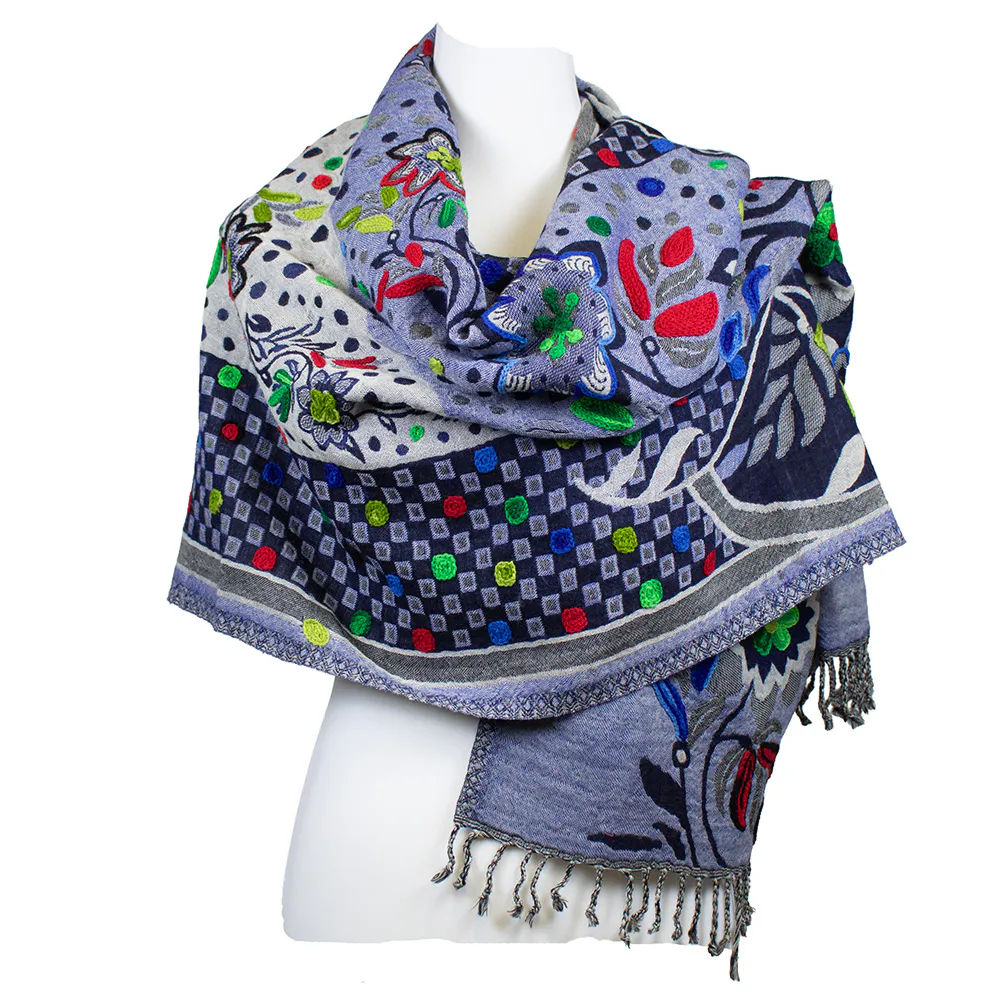 Blauer Wollschal von Kashmir Arts mit bunter, handgestickter Blumenverzierung und feinen Franse