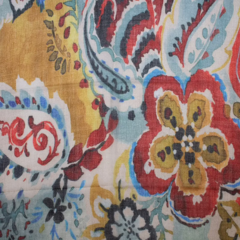 Leichter Wollschal von Salto mit Paisley-Muster in Rot, Blau und Erdtönen