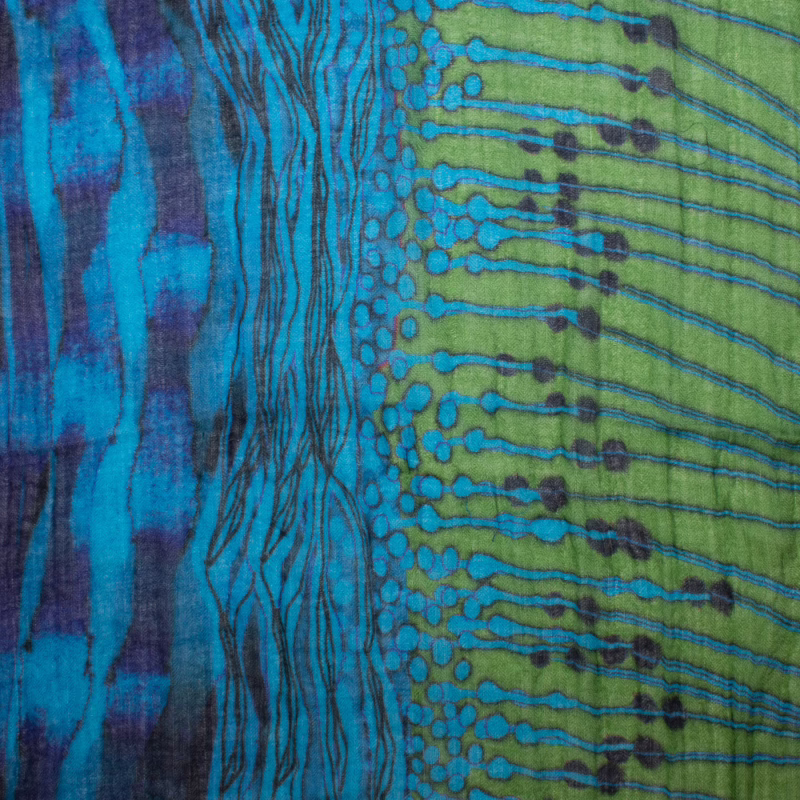 Schal aus 100 % Merinowolle von Salto in Blau- und Grüntönen mit grafischem Linien- und Punktmuster