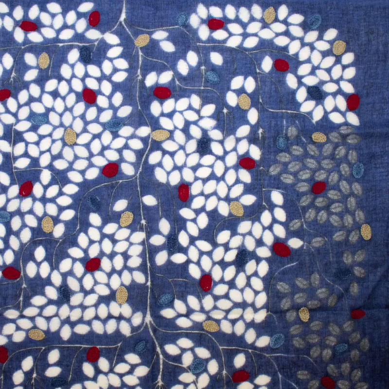 Schal aus Wolle von Kashmir Arts in Blau mit eingestickten Blättern in Weiß, Rot und Gold, teils handgestickt