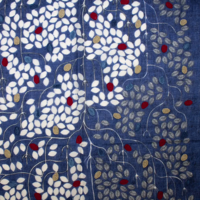 Schal aus Wolle von Kashmir Arts in Blau mit eingestickten Blättern in Weiß, Rot und Gold, teils handgestickt