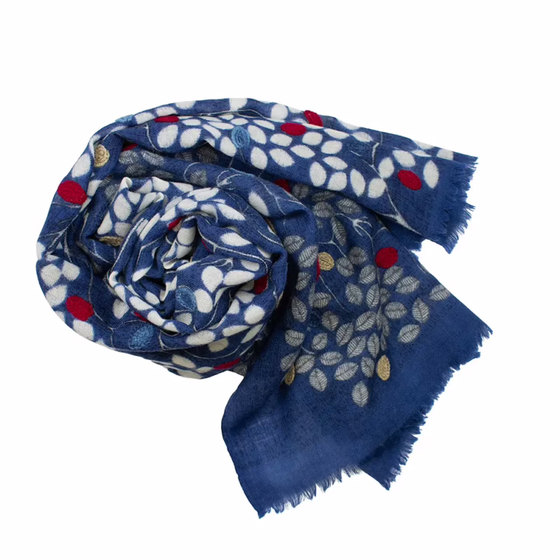 Schal aus Wolle von Kashmir Arts in Blau mit eingestickten Blättern in Weiß, Rot und Gold, teils handgestickt