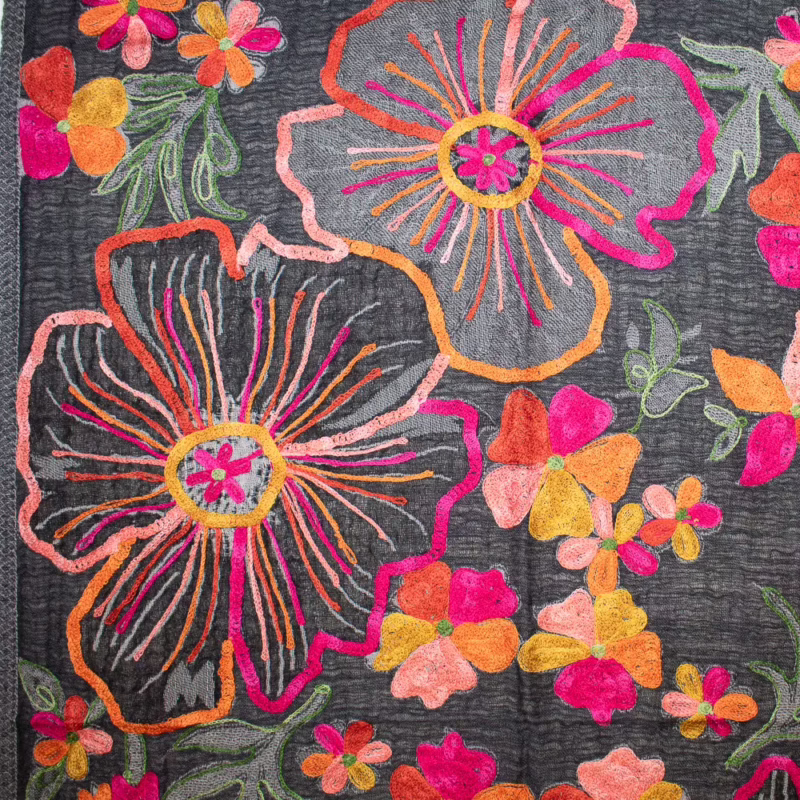 Schal aus Wolle von Kashmir Arts in Dunkelgrau mit üppiger, farbenfroher Blumen-Stickerei in Pink, Orange und Grün