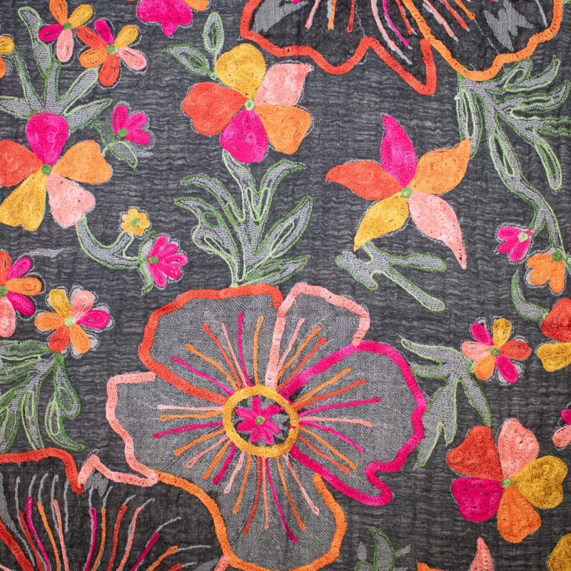 Schal aus Wolle von Kashmir Arts in Dunkelgrau mit üppiger, farbenfroher Blumen-Stickerei in Pink, Orange und Grün
