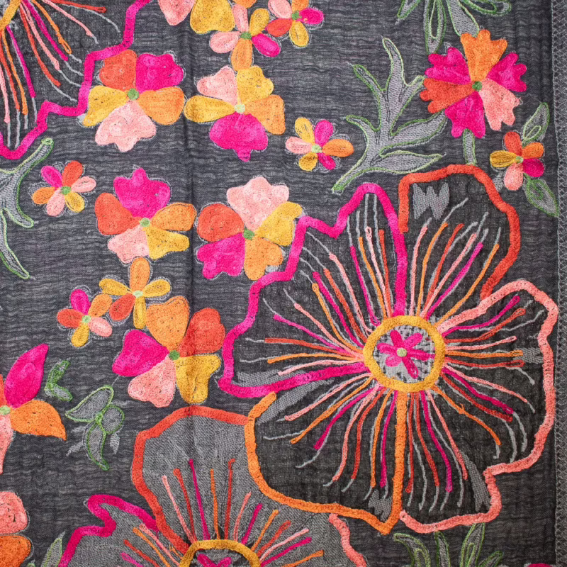 Schal aus Wolle von Kashmir Arts in Dunkelgrau mit üppiger, farbenfroher Blumen-Stickerei in Pink, Orange und Grün