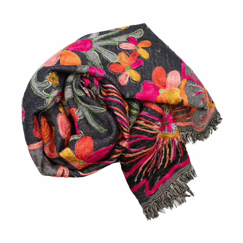 Schal aus Wolle von Kashmir Arts in Dunkelgrau mit üppiger, farbenfroher Blumen-Stickerei in Pink, Orange und Grün