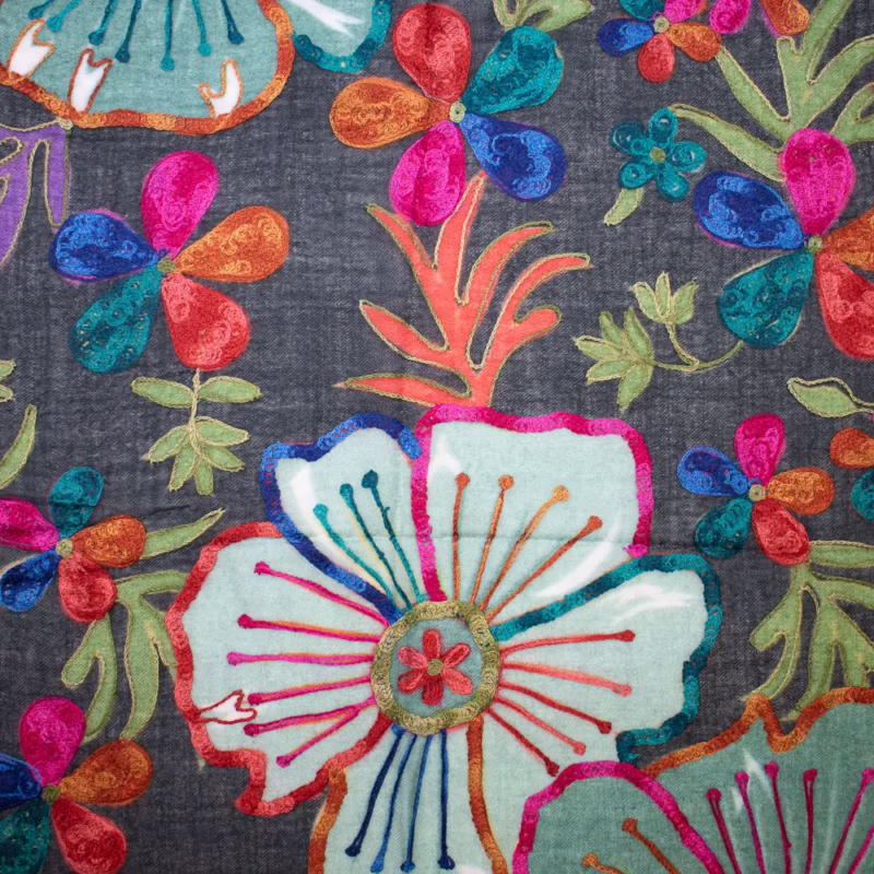 Schal aus Wolle von Kashmir Arts mit schwarzem Untergrund und farbenfroher Stickerei in Blumenmustern