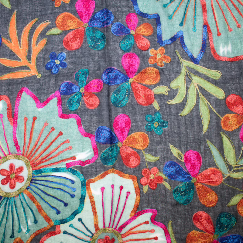 Schal aus Wolle von Kashmir Arts mit schwarzem Untergrund und farbenfroher Stickerei in Blumenmustern