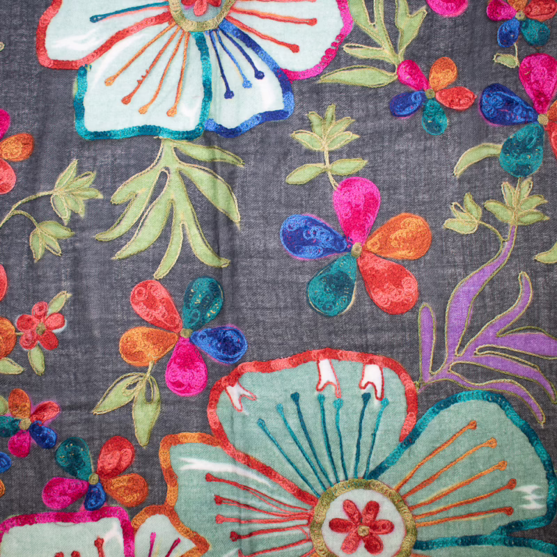 Schal aus Wolle von Kashmir Arts mit schwarzem Untergrund und farbenfroher Stickerei in Blumenmustern